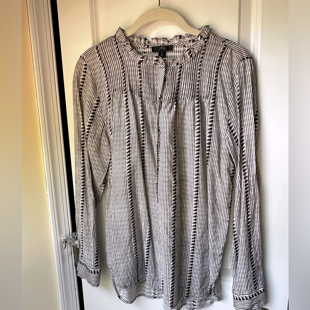 Long sleeve black and white popover with ruffle collar